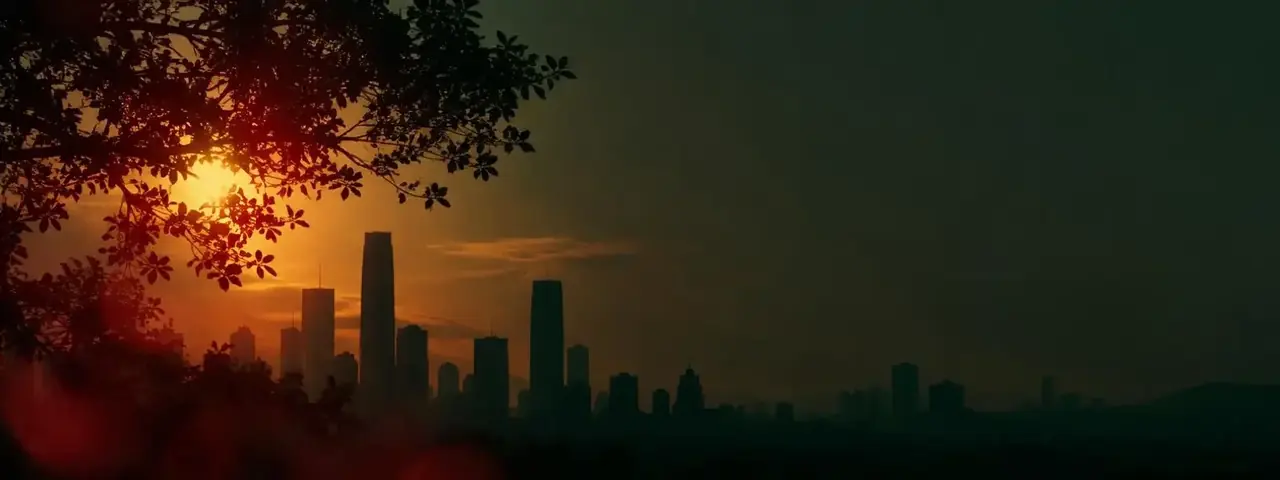 黄豆短剧逆袭爽剧区视觉背景，墨绿城市剪影与暖黄逆光